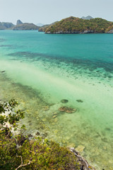 Obraz premium Shallow water and islands at the Angthong Marine National Park