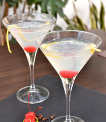 cocteles de limón y cereza.bebida alcohólica.
