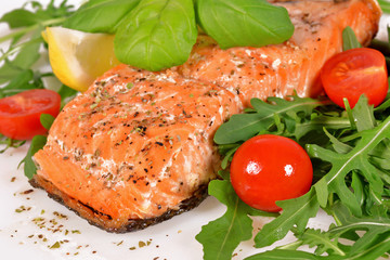 Grilled salmon with arugula and tomatoes
