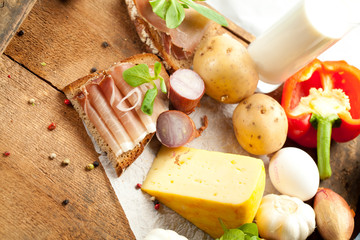 belegtes brot auf einer rustikale platte