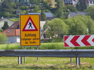 Achtung Fu&szlig;g&auml;nger queren die Stra&szlig;e!