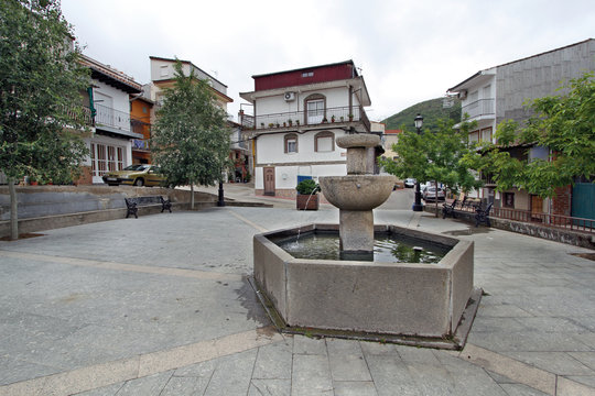 Fuente p&uacute;blica en plaza de Gargantilla, C&aacute;ceres, Espa&ntilde;a