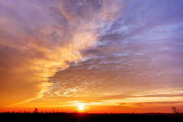 Fototapeta na wymiar Pochmurne niebo z dramatycznego słońca i słońca
