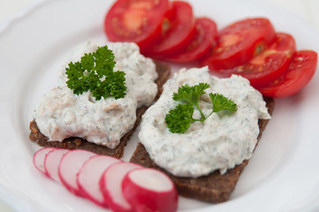 Vollkornbrot mit Gemüse
