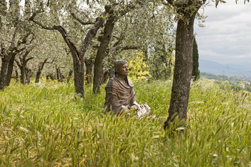Franziskusfigur bei San Damiano, Assisi, Umbrien, Italien