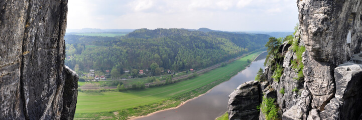 Fototapeta na wymiar Blick von der Bastei auf die Elbe