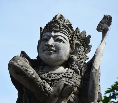 Statue de divinité dans un jardin de Bali