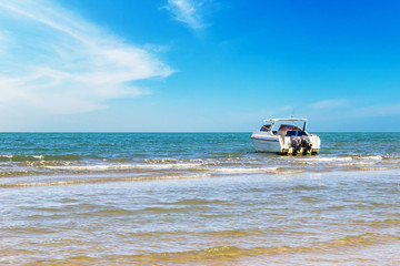 Obraz premium Motorboat travel on daylight