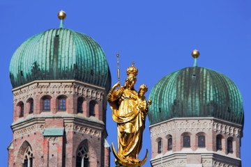 Fototapeta premium Marienfigur und Frauenkirche