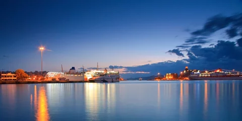 Badezimmer Foto Rückwand Evening in the passenger port of Piraeus, Athens. © milangonda