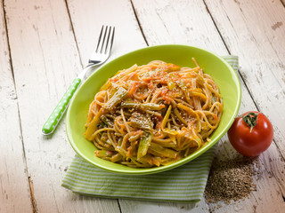 spaghetti with tomatoes green pepper and sesame seeds
