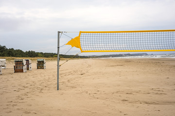 Strand der Ostsee, Strandkörbe und Beach-Volleyball Netz