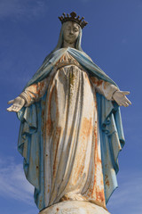Fototapeta premium Marienstatue vor blauem Himmel