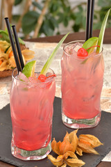 coctel rosado bebida alcohólica,frutas e ingredientes.licores
