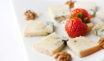 Blue cheese with strawberries and walnuts