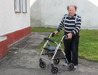 Rentner mit Rollator