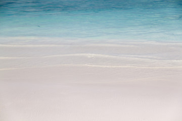 Fototapeta na wymiar Small wave roll into white sand beach