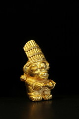 maya gold priester mit opferschale, tumbaga, schwarz