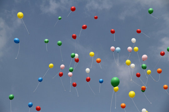bunte Luftballone am Himmel