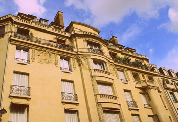 Fototapeta na wymiar façade d'immeuble à paris