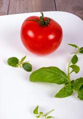Tomate mit Basilikum und Kresse auf Teller