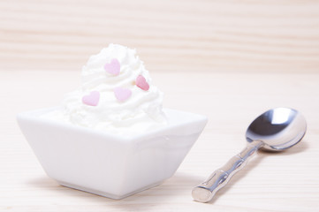 Nata con corazones y cuchara