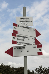 Wanderwegweiser auf Monte Subasio bei Assisi, Italien