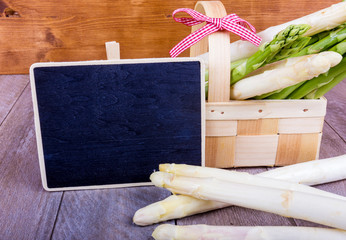 Spargelkorb mit Spargel und Tafel zur Beschriftung