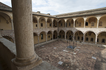 Innenhof des Sacro Convento in Assisi, Italien