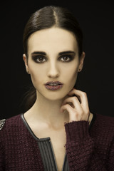 Frau mit auffälligem Make-up