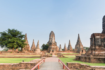 Obraz premium Ancient pagodas of Chaiwattanaram temple in Ayutthaya historical