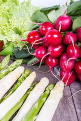 Spargel, Radieschen und Salat