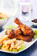 Chicken drumsticks with chips