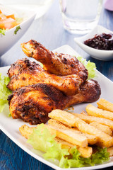 Chicken drumsticks with chips