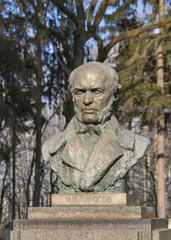 Fototapeta na wymiar Pomnik słynnego chirurga N. Pirogov