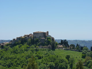 Fototapeta na wymiar Wioski Carros i jego zamek riwiera Francja