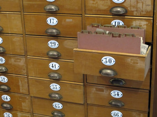 mueble archivador antiguo con cajón abierto
