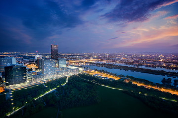 Naklejka premium Vienna skyline by night, Austria
