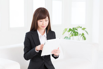 タブレットを見る女性　ビジネス 