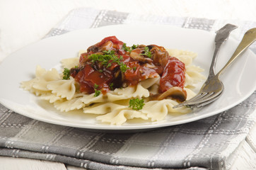farfalle noodle with tomato sauce