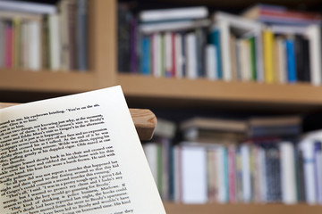 Página abierta en escorzo con biblioteca al fondo