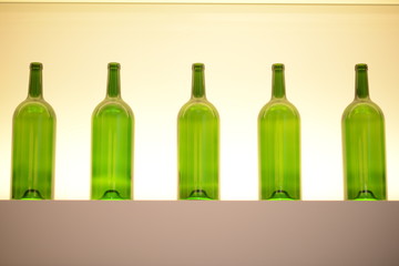 Grüne Flaschen in einem Regal