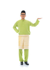 Obraz premium indonesian male during ramadan aidilfitri festival with isolated