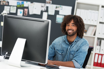 kreativer junger mann arbeitet am computer