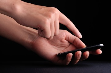 スマートフォンを操作する手