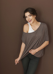 Obraz premium Beautiful young woman on brown wall