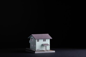 黒い背景と小さな家