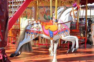 Fototapeta na wymiar Historisches Karussell mit Pferden auf einem Jahrmarkt