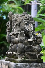 Fototapeta na wymiar Ganesh posąg w ogrodzie Bali