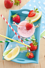 Milchshake mit frischen Erdbeeren